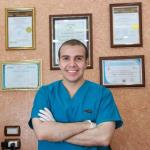 أخصائى طب الفم وتجميل وزراعة الأسنان 