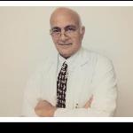 استاذ طب وجراحة العيون 