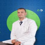 اخصائي طب وجراحة العيون. 