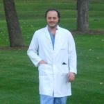 جراح تجميل الانف و الوجه -  تلقي دراسته و تدريبه العملي في مجال جراحات تجميل الانف و الوجه في الولايات المتحدة الامريكية و كندا