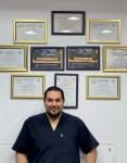 اخصائي تجميل و زراعة الاسنان طبيب و جراح الفم و الاسنان