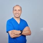 أخصائي جراحة الفم وزراعة الأسنان
