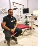 اخصائي طب الفم و علاج الجذور و تركيبات و زراعه و تجميل الاسنان