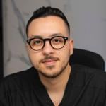 متخصص في تجميل الابتسامة وزراعة الأسنان باستخدام أفضل المواد لتحقيق أفضل علاج.