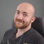 اخصائي طب الفم و جراحة الاسنان 