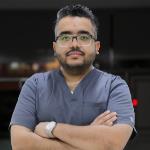 أخصائي طب الاسنان و التركيبات الثاتبة والتجميل 