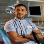 أخصائي طب الفم و جراحة الفم و تجميل الأسنان