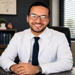 أخصائي طب وجراحة العيون