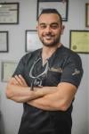 أخصائي التركيبات الثابتة وزراعة الاسنان