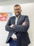 أخصائي طب الفم و تجميل الاسنان 