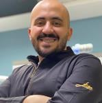 أخصائى طب الفم و تجميل الأسنان .