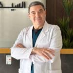 اخصائي تركيبات الاسنان التجميلية