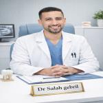 اخصائي طب الفم والاسنان 