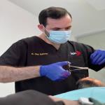 أخصائي طب وجراحة الفم والأسنان