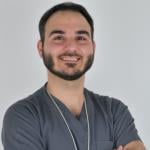 اخصائي أسنان 
