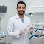 اخصائي طب و جراحة الفم و تجميل و علاج جذور الاسنان