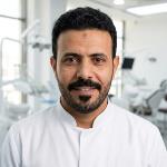 اخصائي طب الاسنان