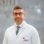 استاذ جراحة المخ و الاعصاب و العمود الفقري 