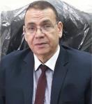 أستاذ جراحة العظام و المفاصل و العمود الفقري.